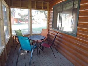 Cedar Rapids Lodge Cabin 10 Screened in porch
