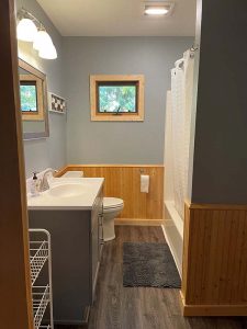Cedar Rapids Lodge full bathroom