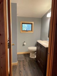 Cedar Rapids Lodge Cabin 12 full bathroom