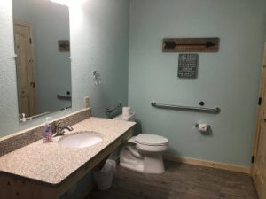 Cedar Rapids Lodge Cabin 9 bathroom