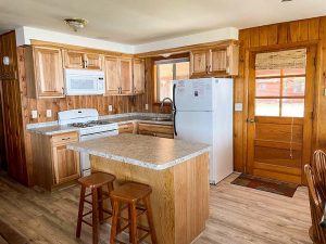 Cedar Rapids Lodge Cabin 5 kitchen